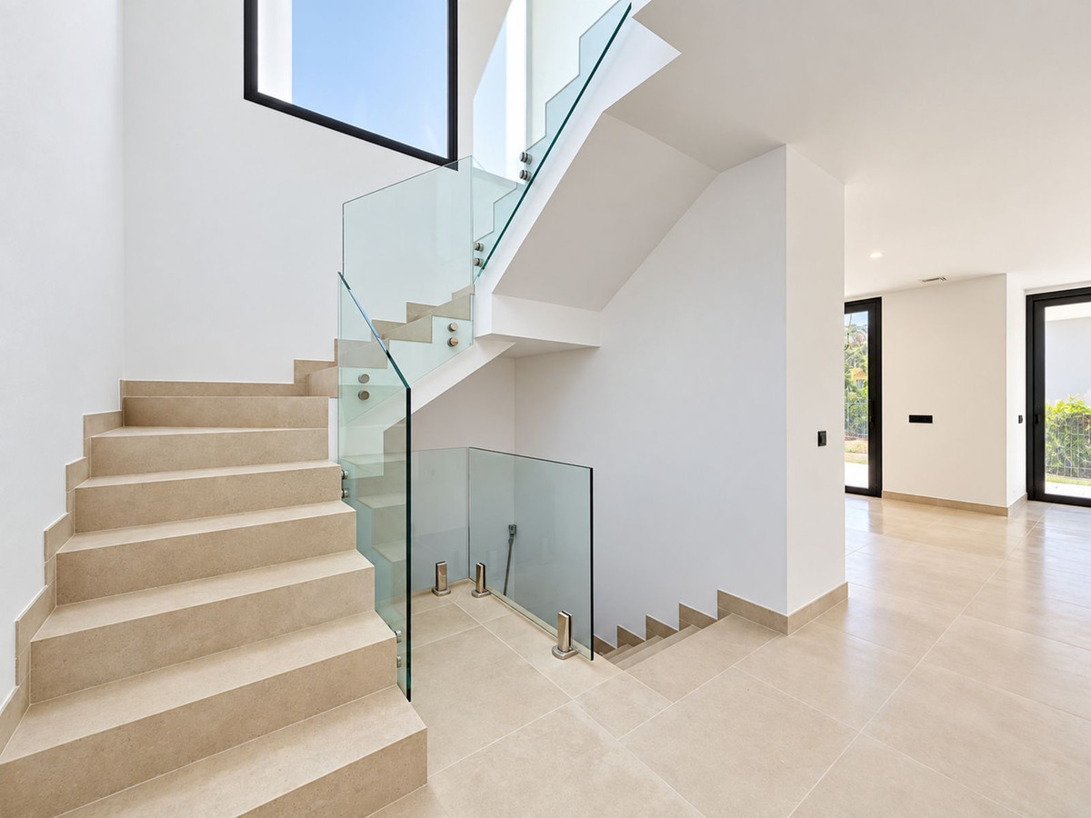 5 Bedroom Villa in Marbella - Photo 5
