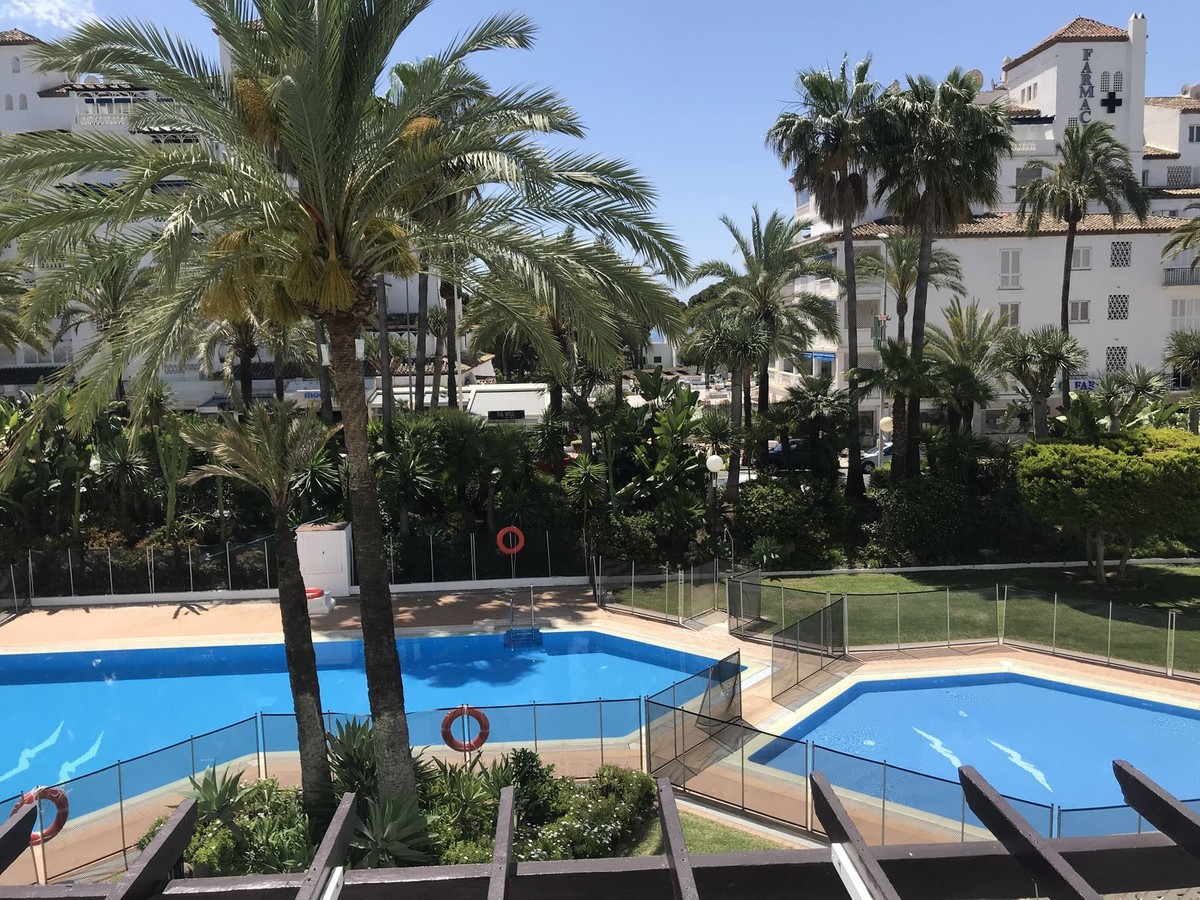 3 Bedroom Apartment in Marbella - Photo 2