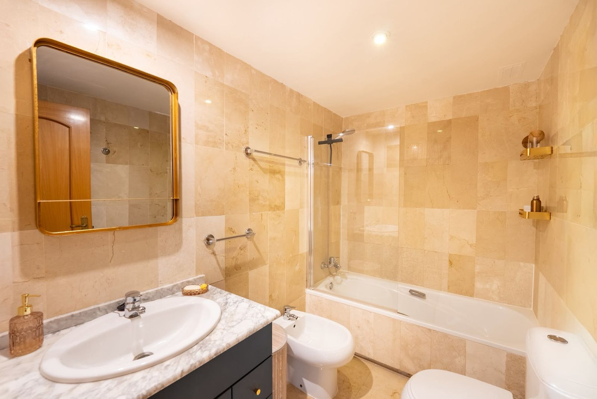 2 Bedroom Apartment in San Pedro de Alcántara - Photo 12
