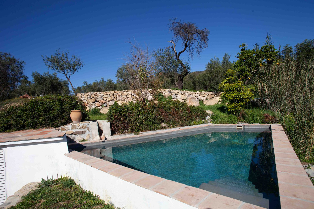 Chalet de 4 dormitorios con piscina en Málaga – Foto 8
