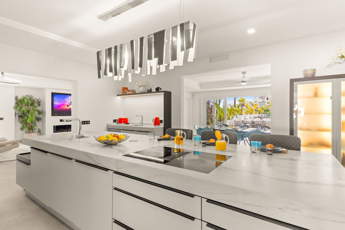 6 Bedroom Villa in Estepona - Photo 7