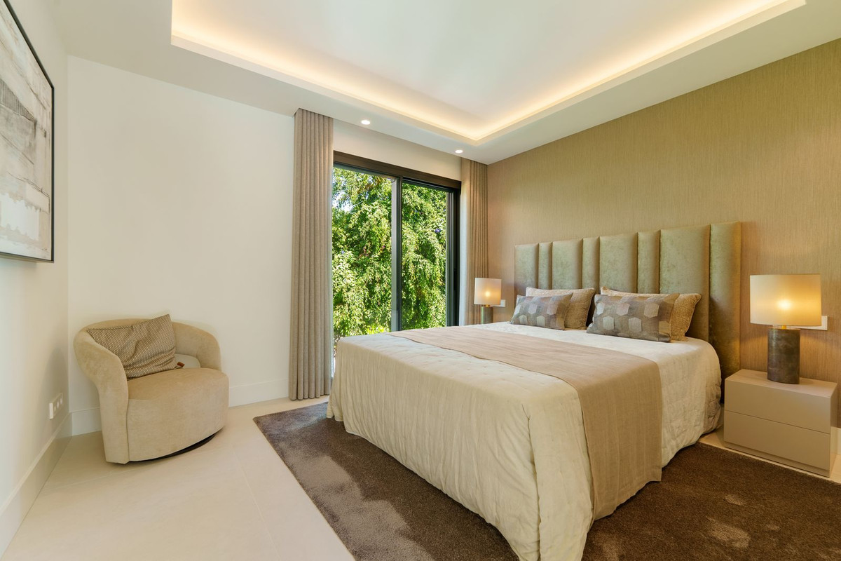 5 Bedroom Villa in Marbella - Photo 23