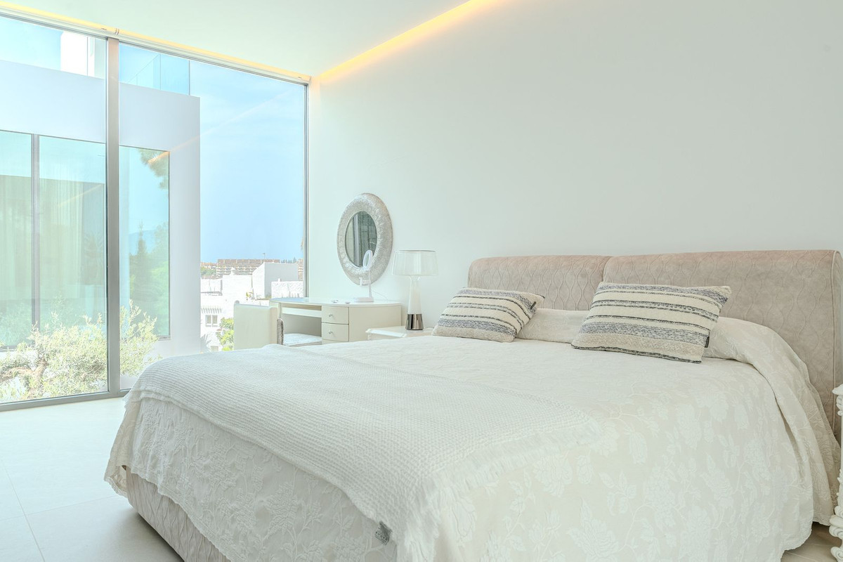 4 Bedroom Villa in Marbella - Photo 35