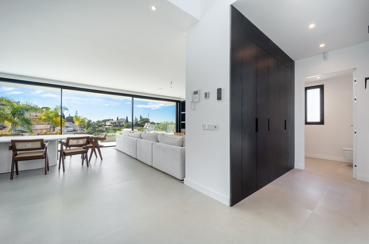 5 Bedroom Villa in Marbella - Photo 32