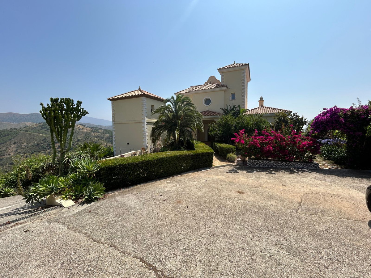 7 Bedroom Villa in Estepona - Photo 42