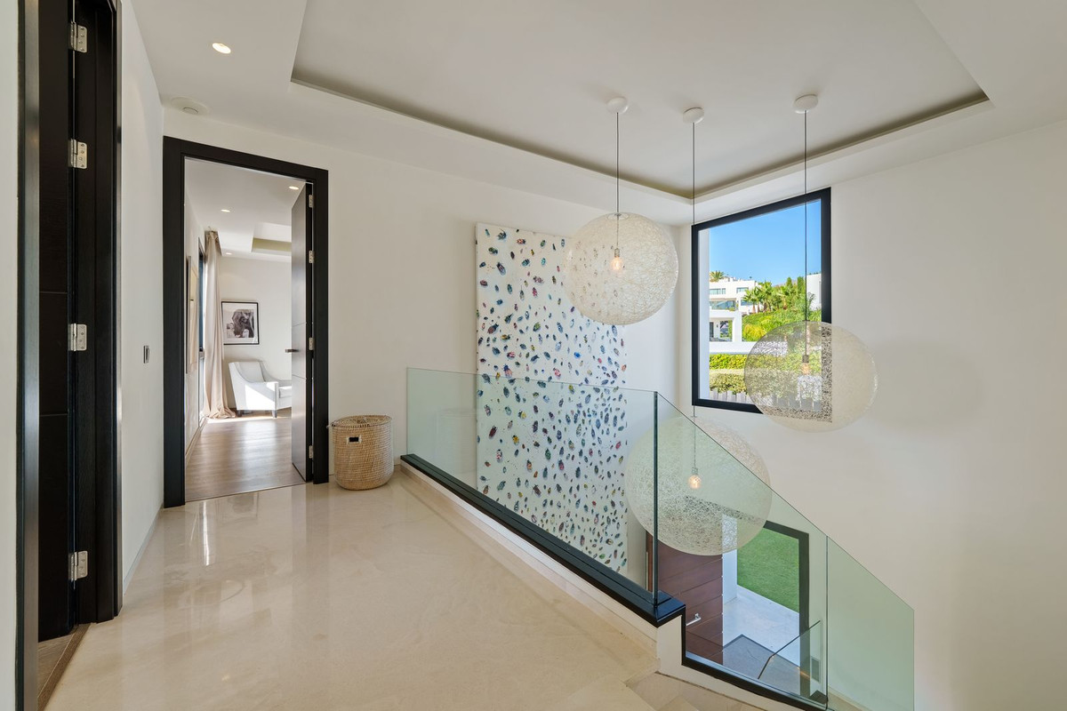 6 Bedroom Villa in Marbella - Photo 18