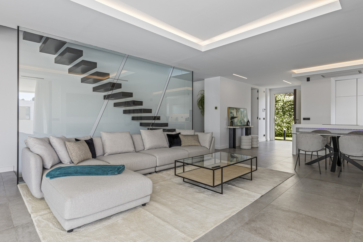 4 Bedroom Villa in Estepona - Photo 17