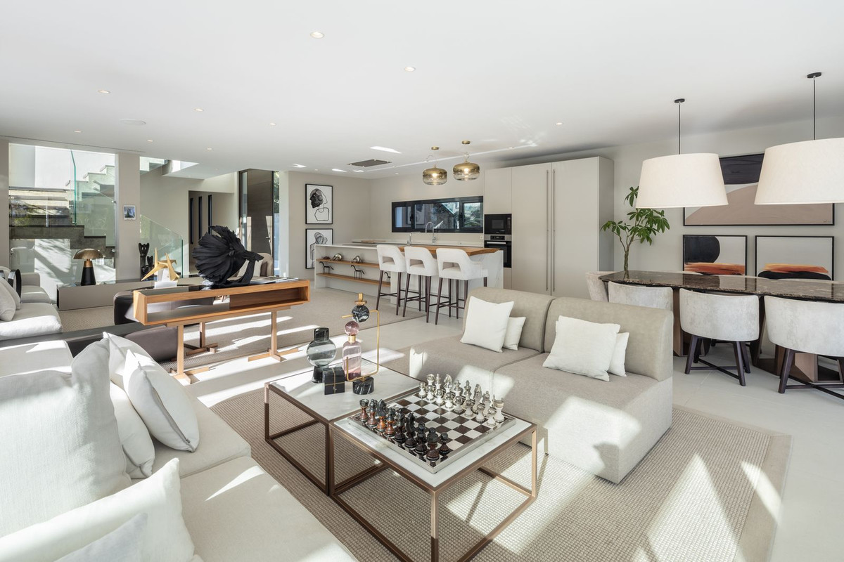6 Bedroom Villa in Marbella - Photo 8