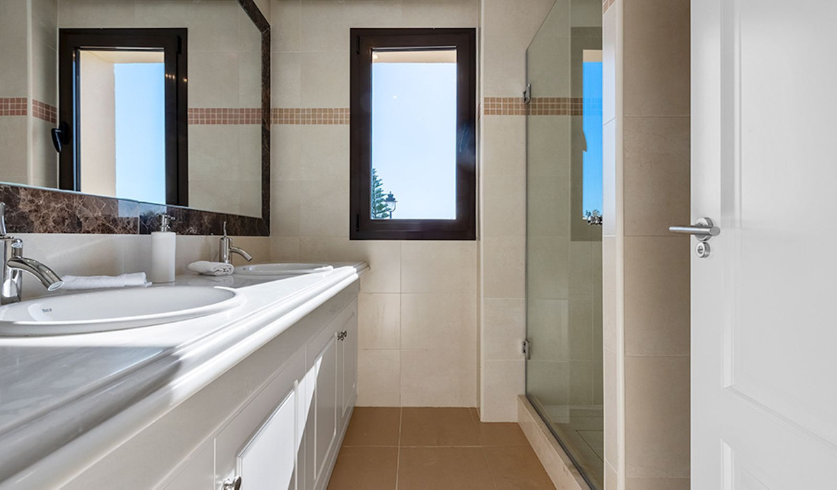 4 Bedroom Villa in Estepona - Photo 10