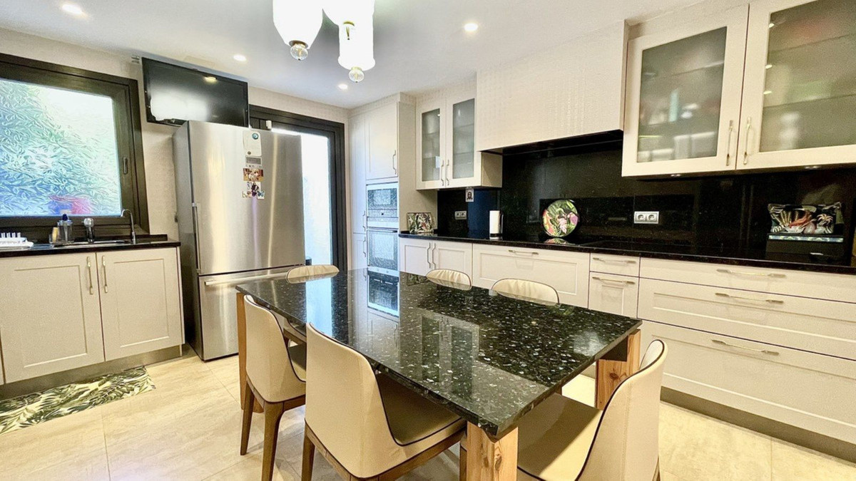 4 Bedroom Villa in Marbella - Photo 30