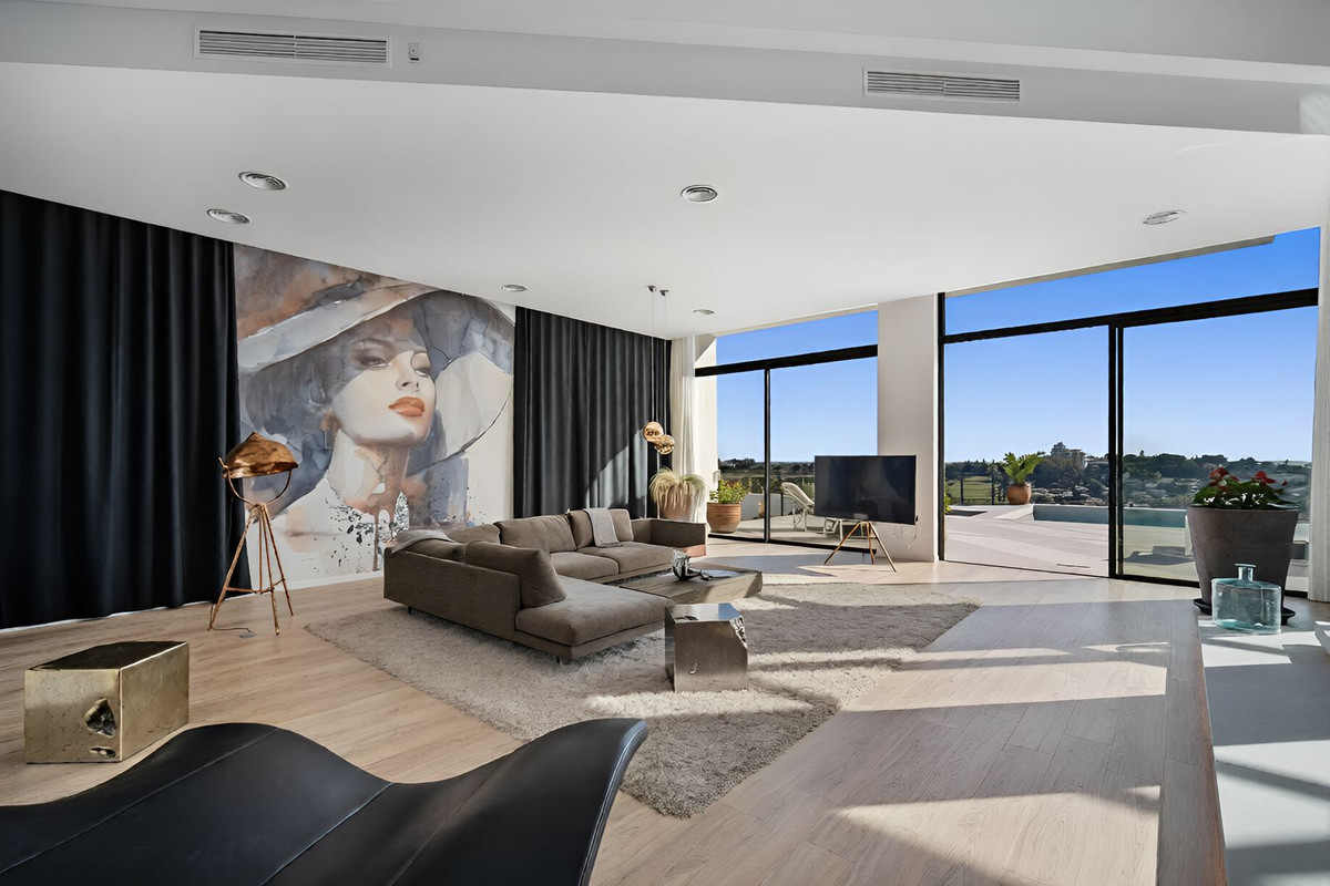 6 Bedroom Villa in Estepona - Photo 18