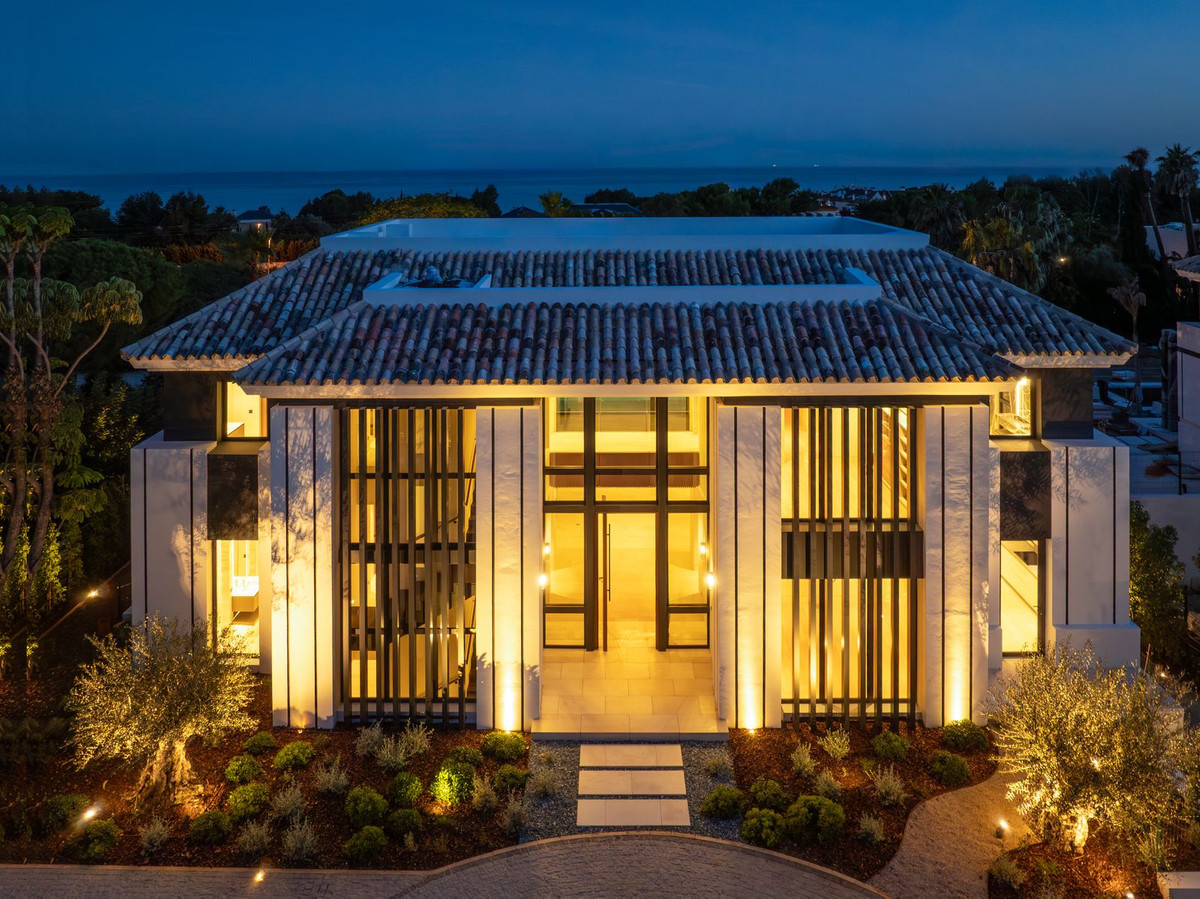 6 Bedroom Villa in Marbella - Photo 2