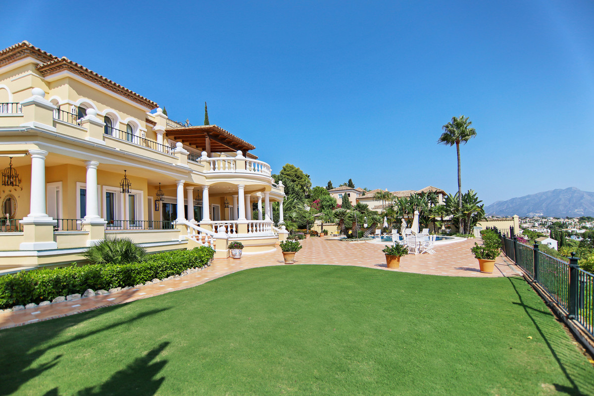5 Bedroom Villa in Estepona - Photo 5