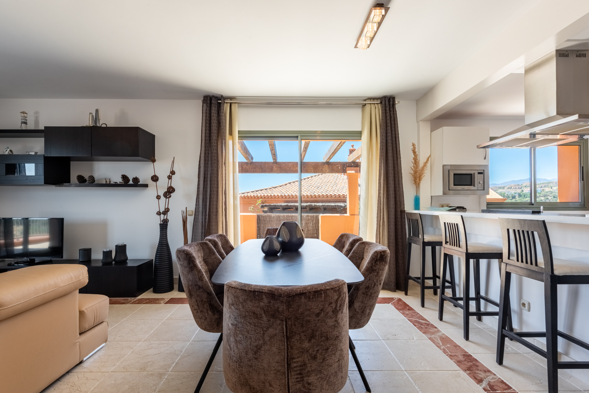 3 Bedroom Penthouse in Estepona - Photo 3