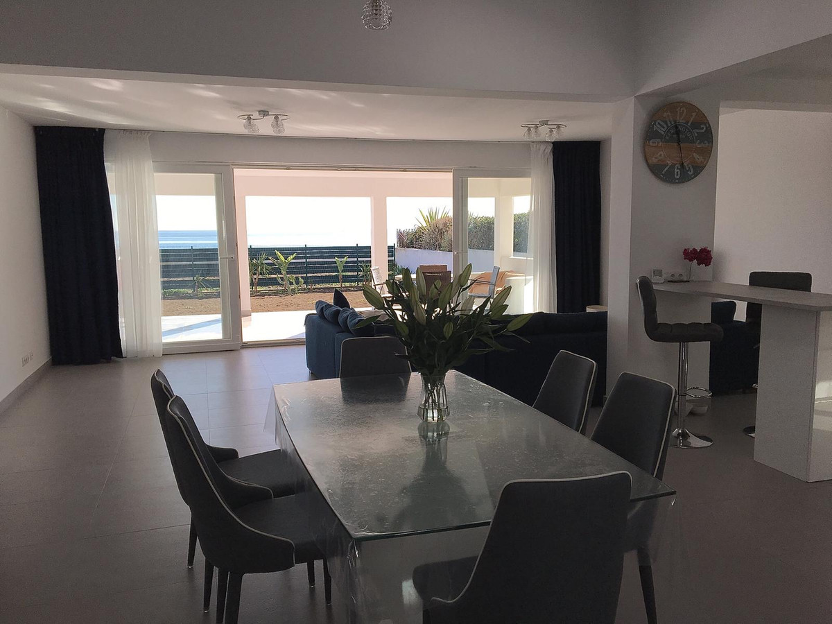 4 Bedroom Villa in Estepona - Photo 19