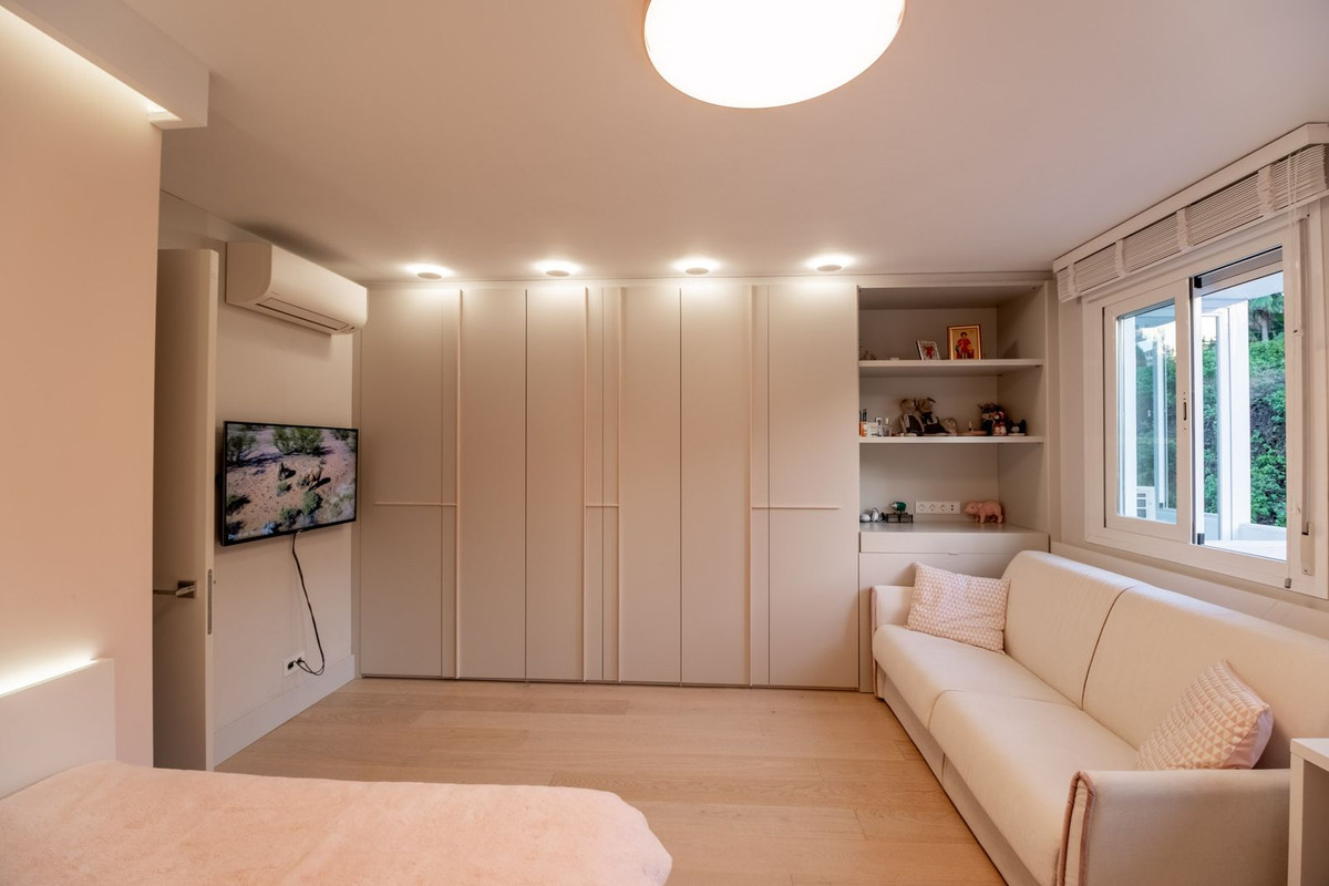2 Bedroom Apartment in Marbella - Photo 30