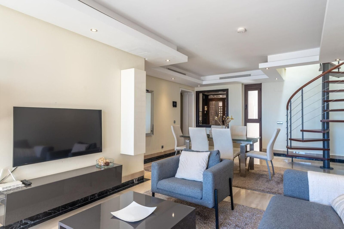 2 Bedroom Penthouse in Estepona - Photo 11