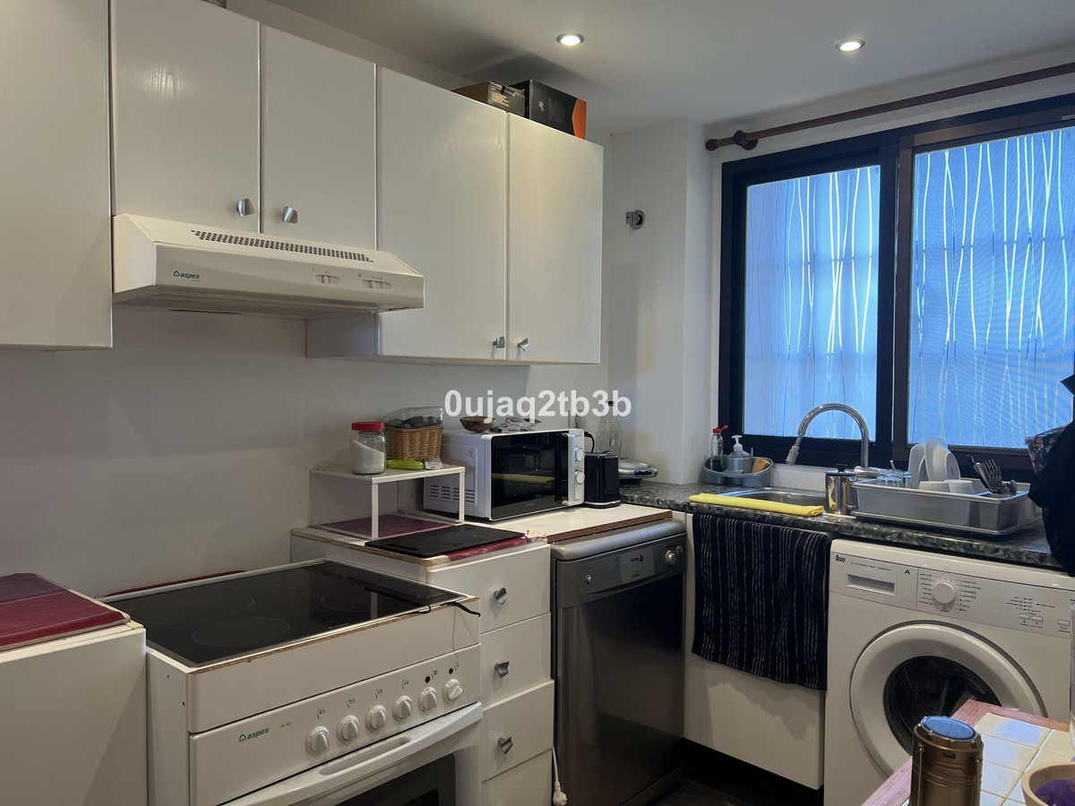 2 Bedroom Apartment in Estepona - Photo 24