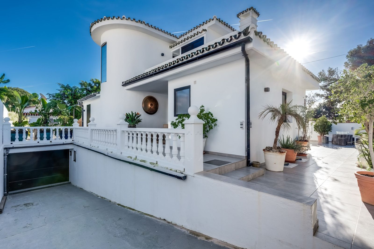 5 Bedroom Villa in Marbella - Photo 4