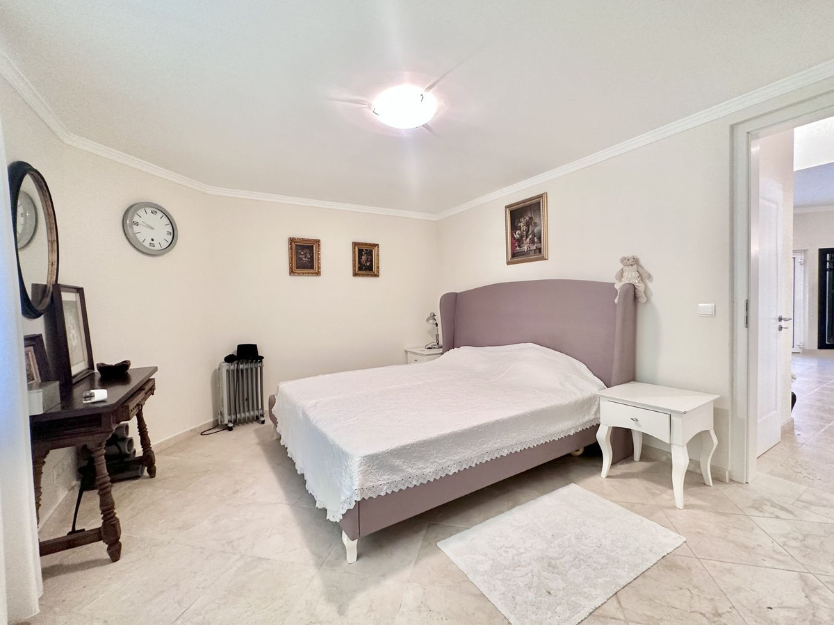 6 Bedroom Villa in Marbella - Photo 40