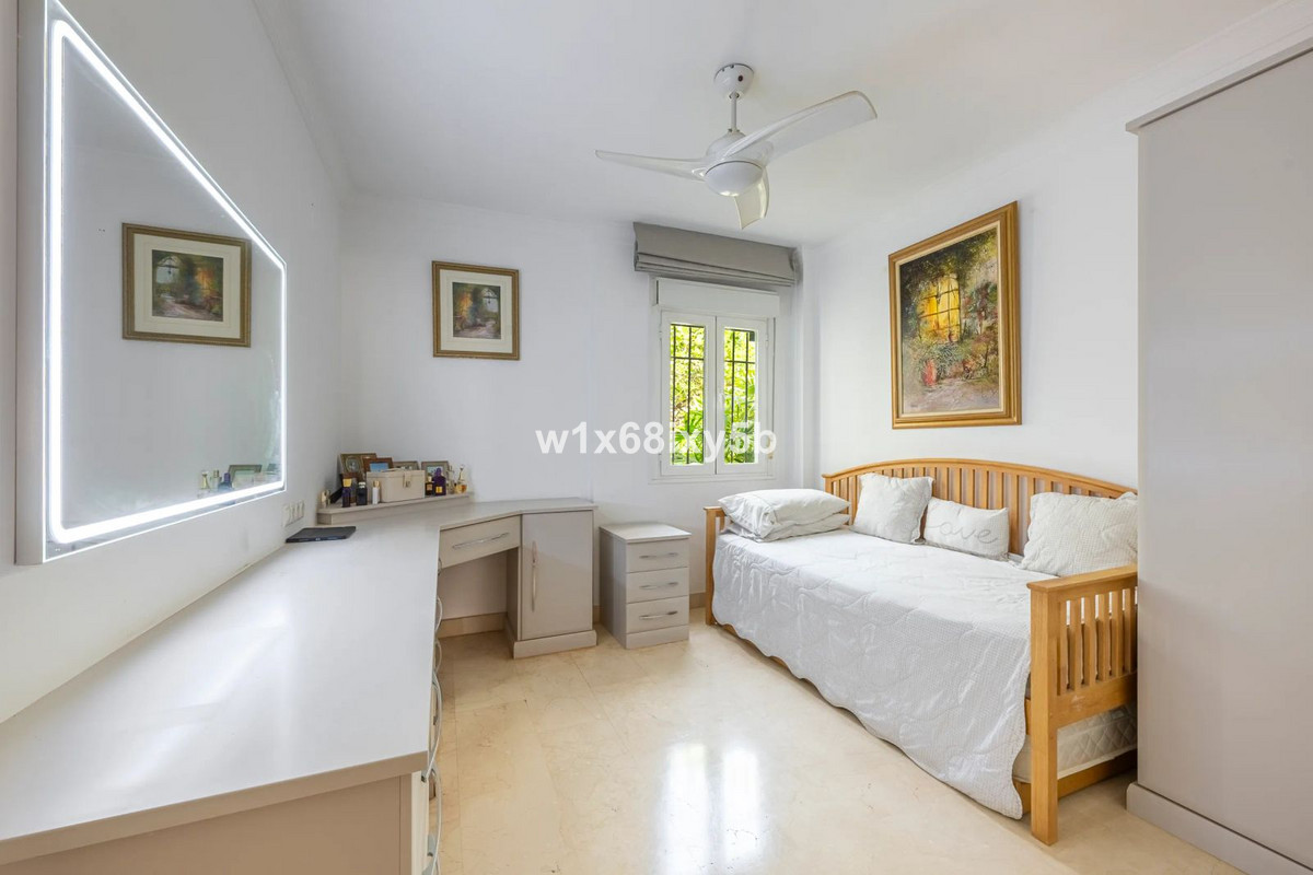 3 Bedroom Apartment in San Pedro de Alcántara - Photo 24