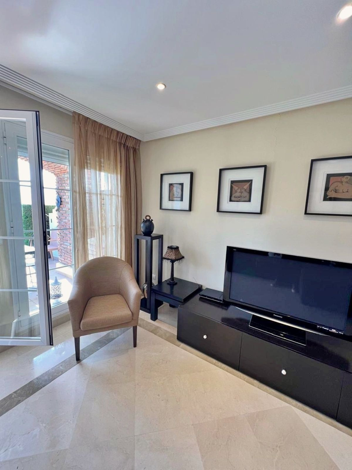 3 Bedroom Apartment in Benahavís - Photo 8