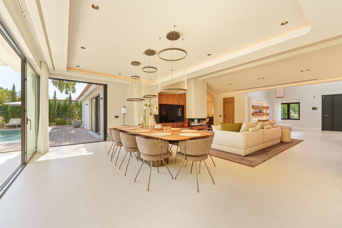 5 Bedroom Villa in Marbella - Photo 3