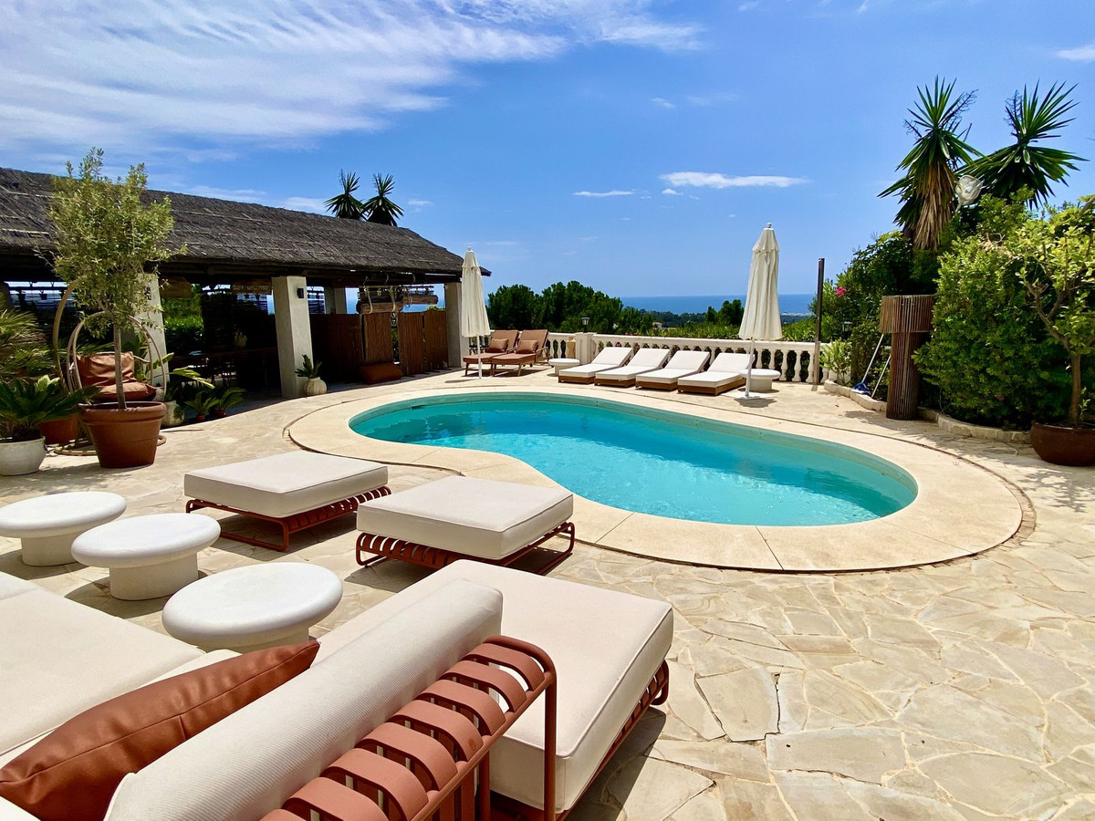 4 Bedroom Villa in Estepona - Photo 2