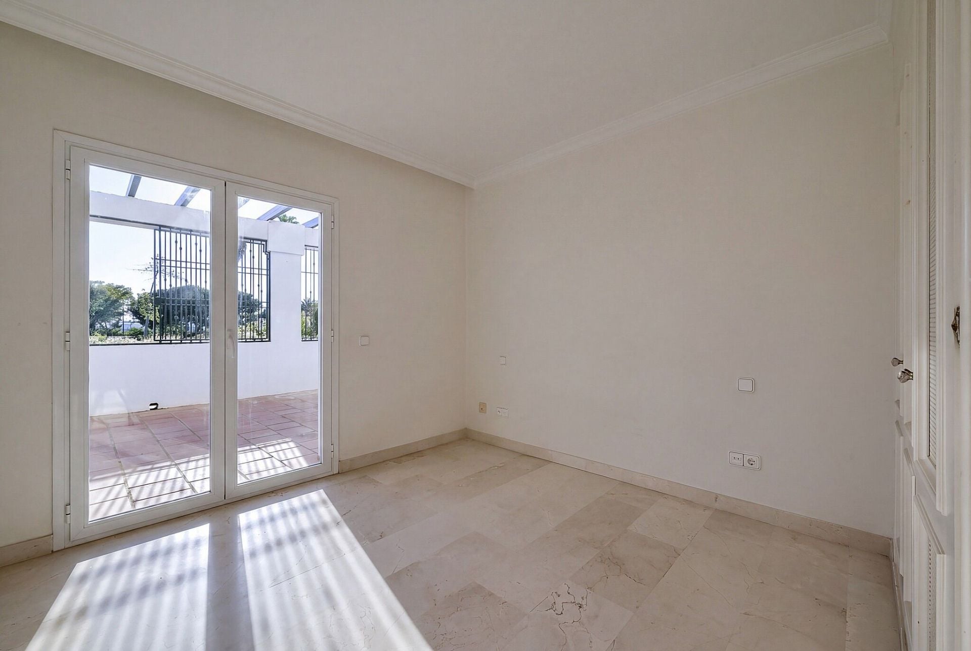 2 Bedroom Apartment in Benahavís - Photo 8