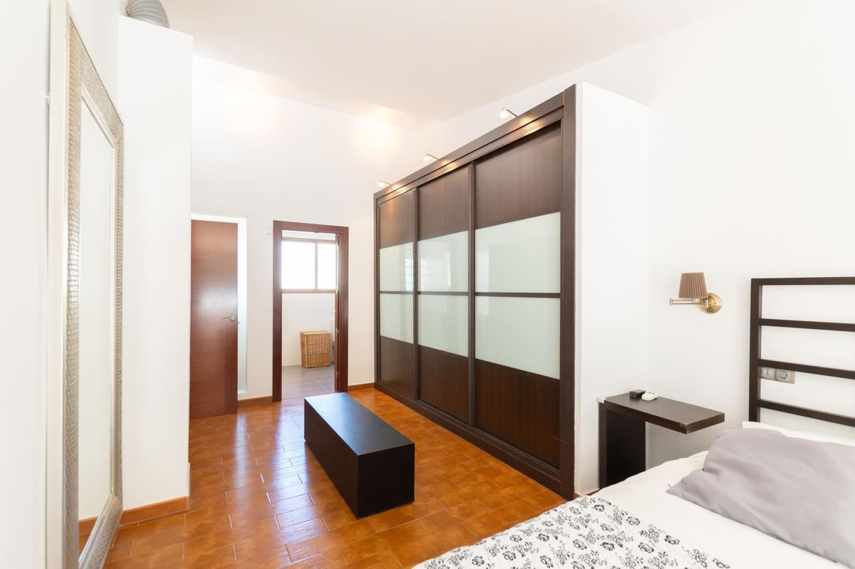 4 Bedroom Villa in San Pedro de Alcántara - Photo 4