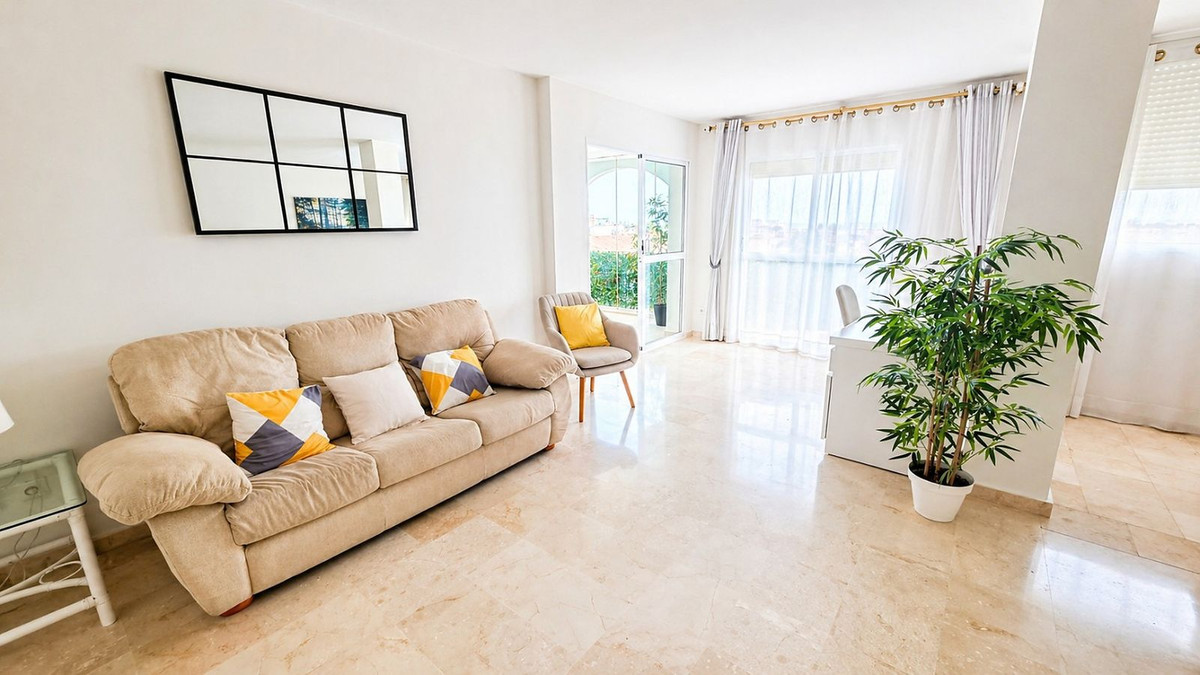 2 Bedroom Apartment in Estepona - Photo 6