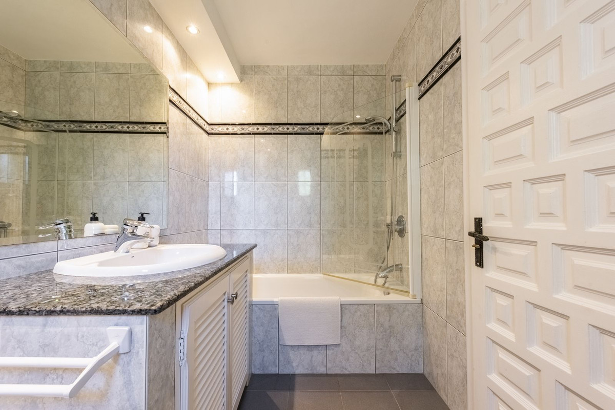 3 Bedroom Villa in Estepona - Photo 16