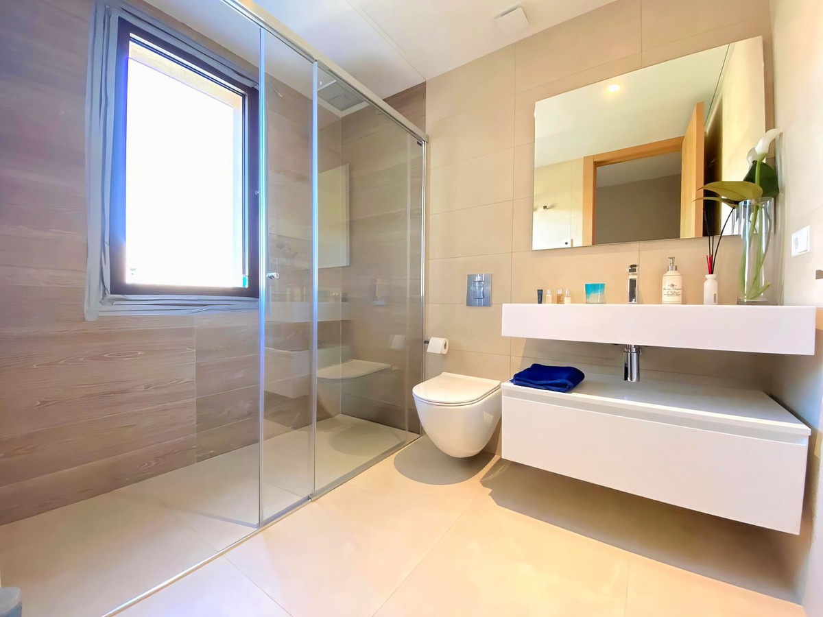 4 Bedroom Apartment in Benahavís - Photo 23