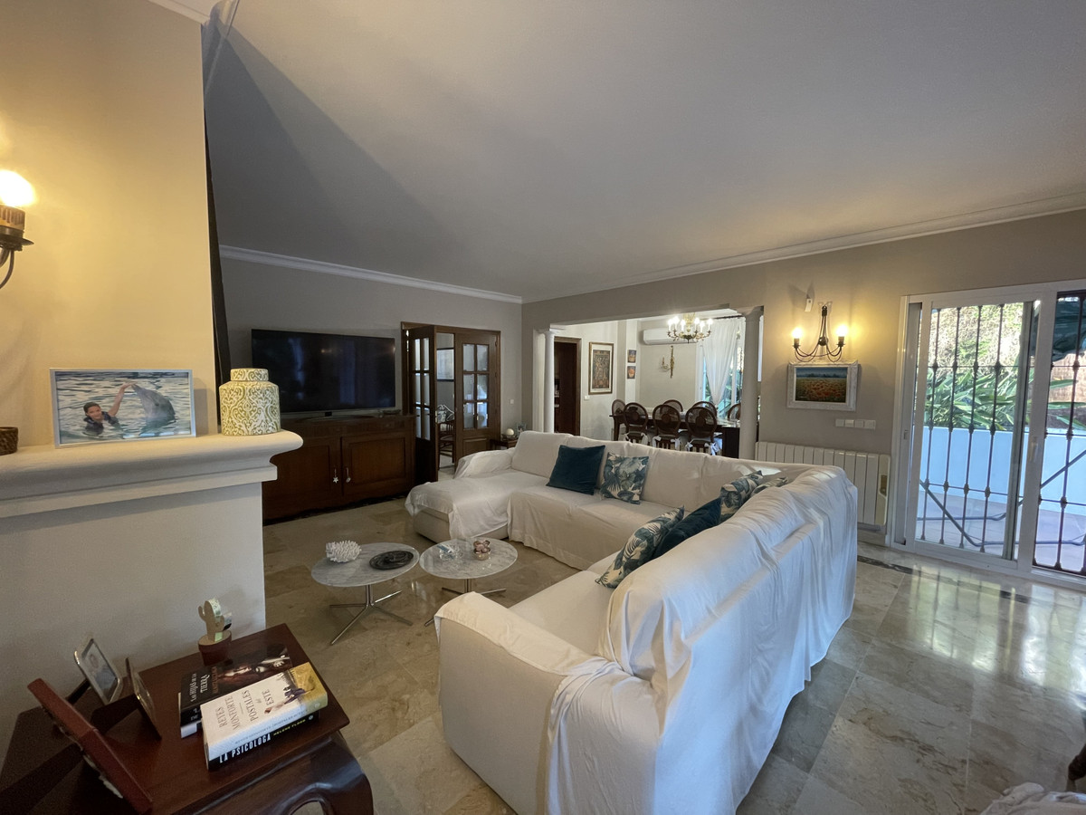 4 Bedroom Villa in Marbella - Photo 10