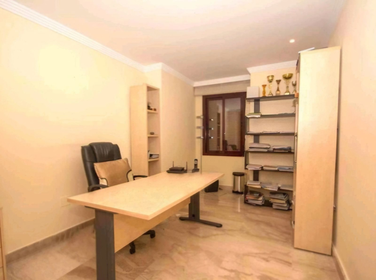 4 Bedroom Apartment in Estepona - Photo 9