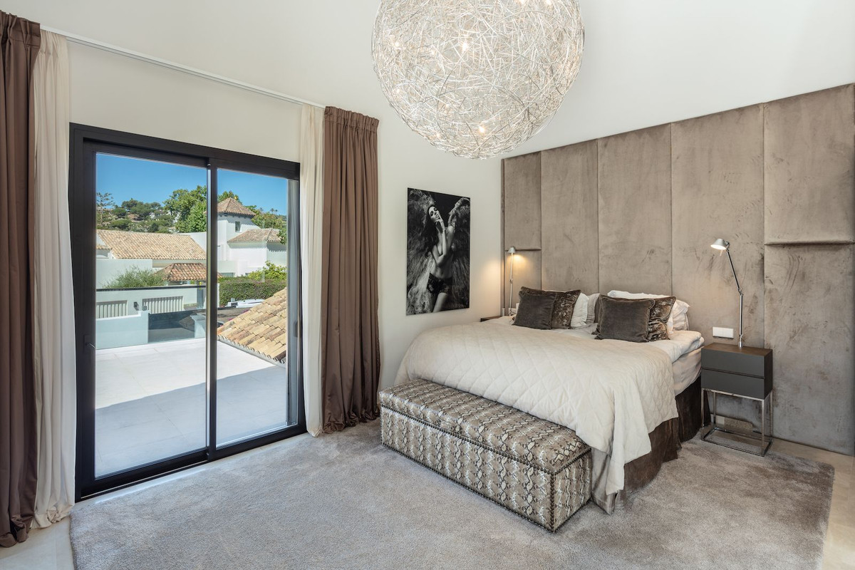 4 Bedroom Villa in Marbella - Photo 25