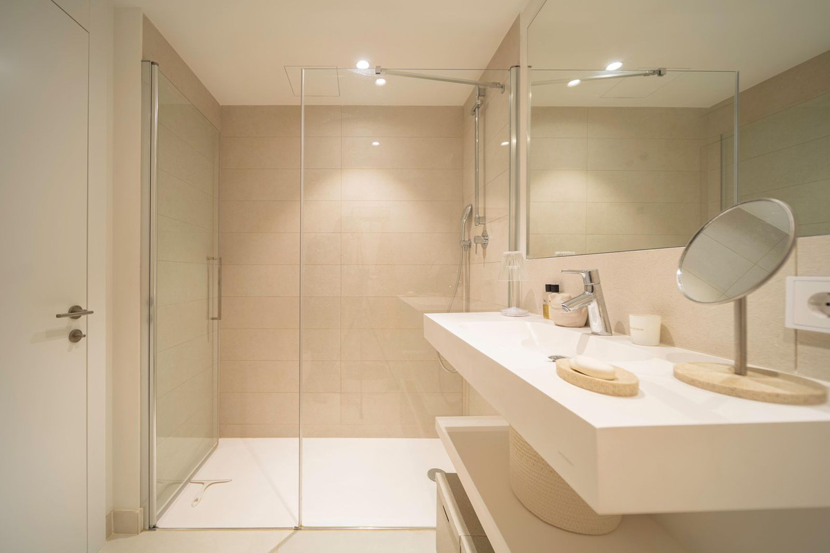 2 Bedroom Apartment in Benalmádena - Photo 16