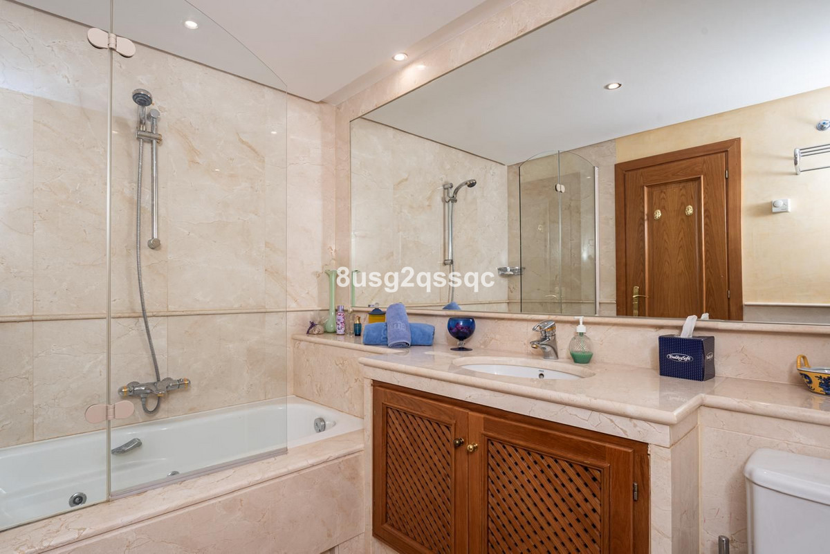 4 Bedroom Villa in Estepona - Photo 14
