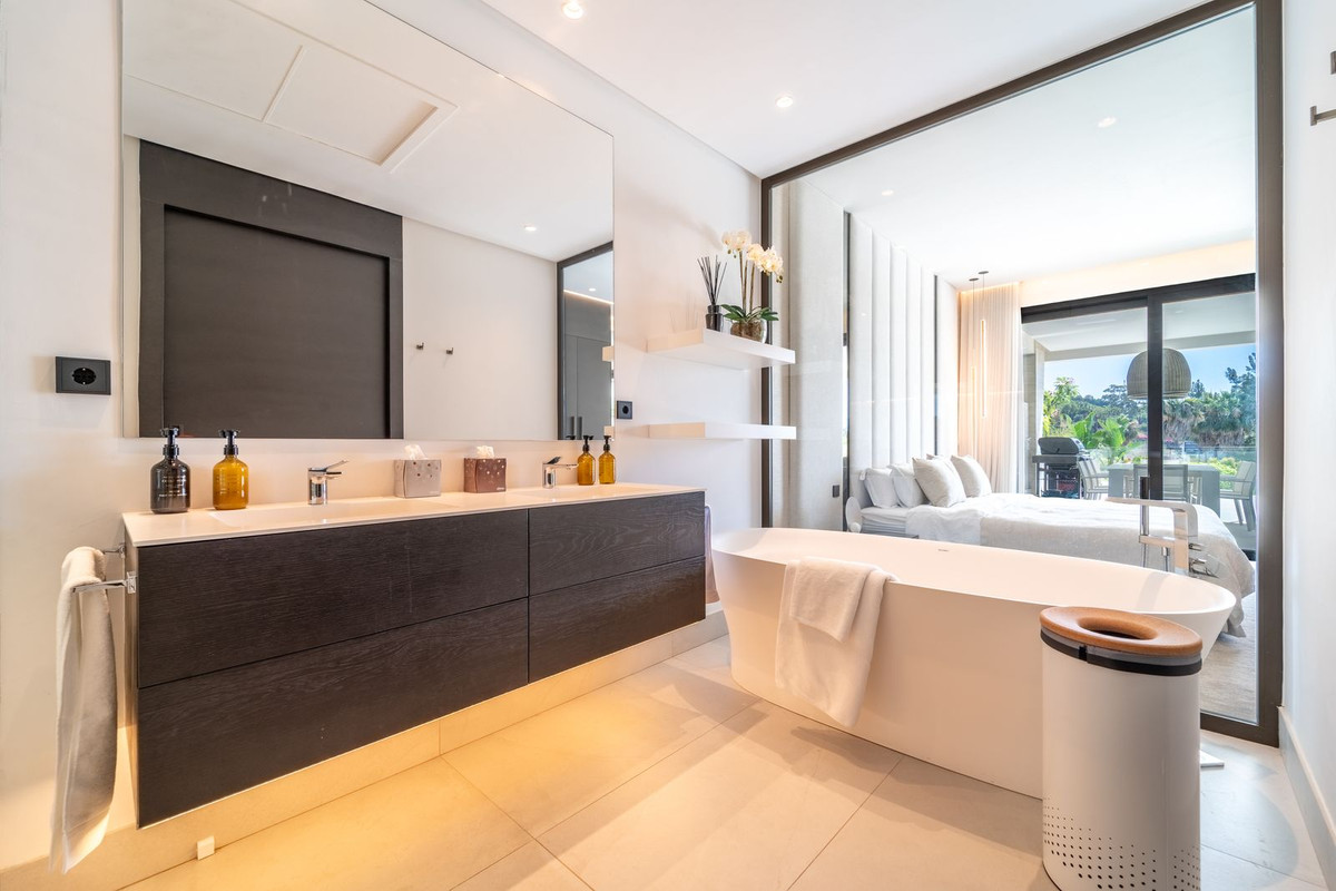 4 Bedroom Apartment in Marbella - Photo 8