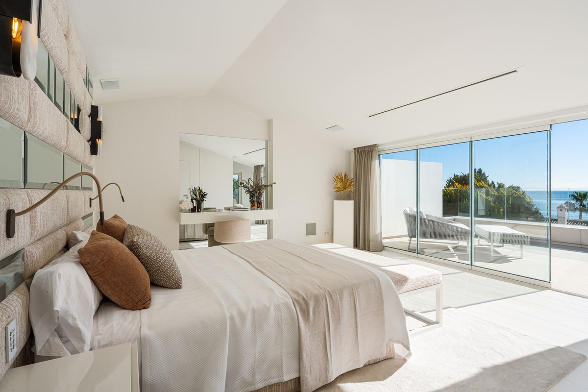 4 Bedroom Villa in Marbella - Photo 8