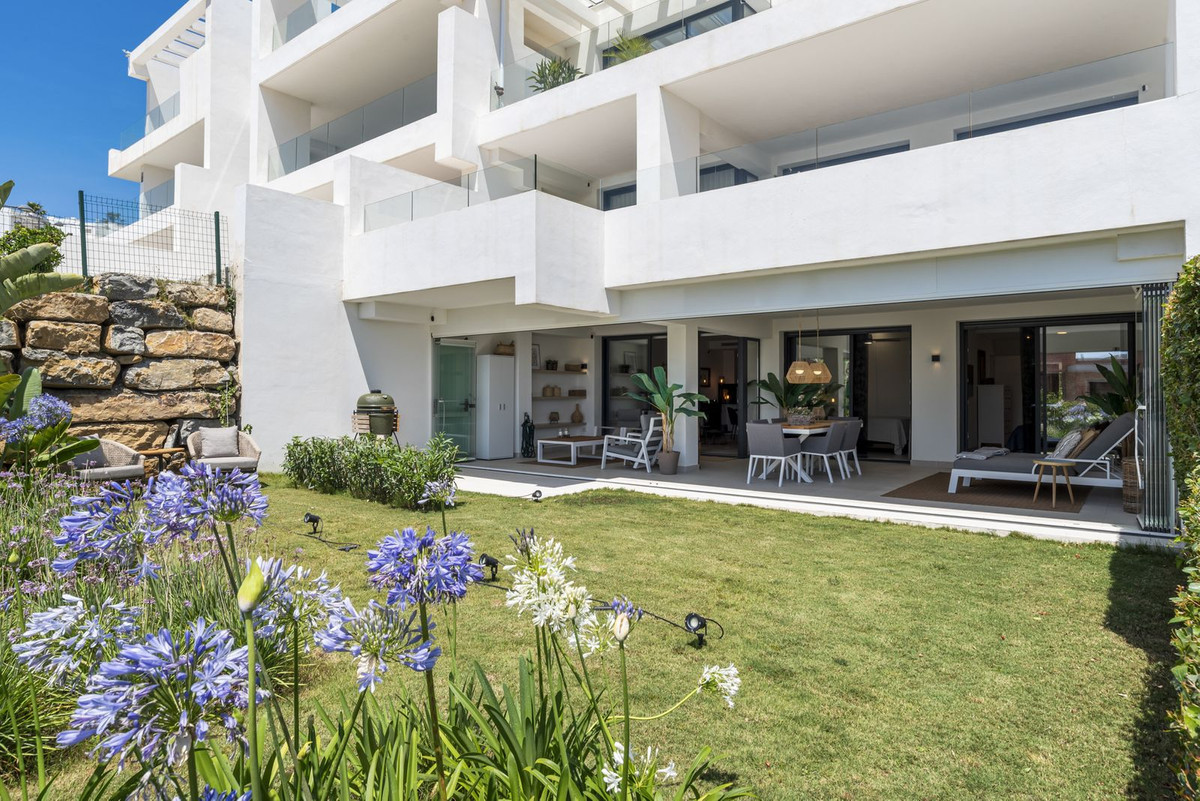 2 Bedroom Apartment in Estepona - Photo 6