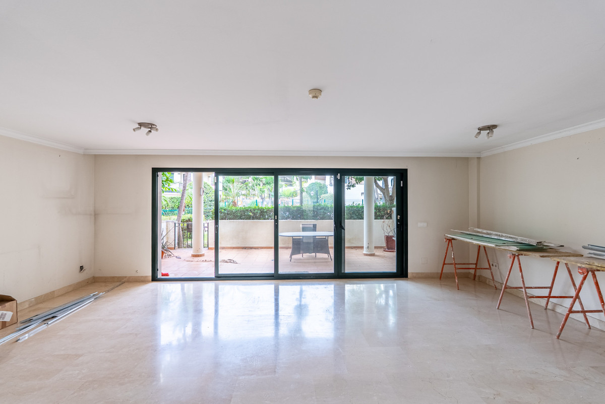 4 Bedroom Townhouse in Estepona - Photo 8