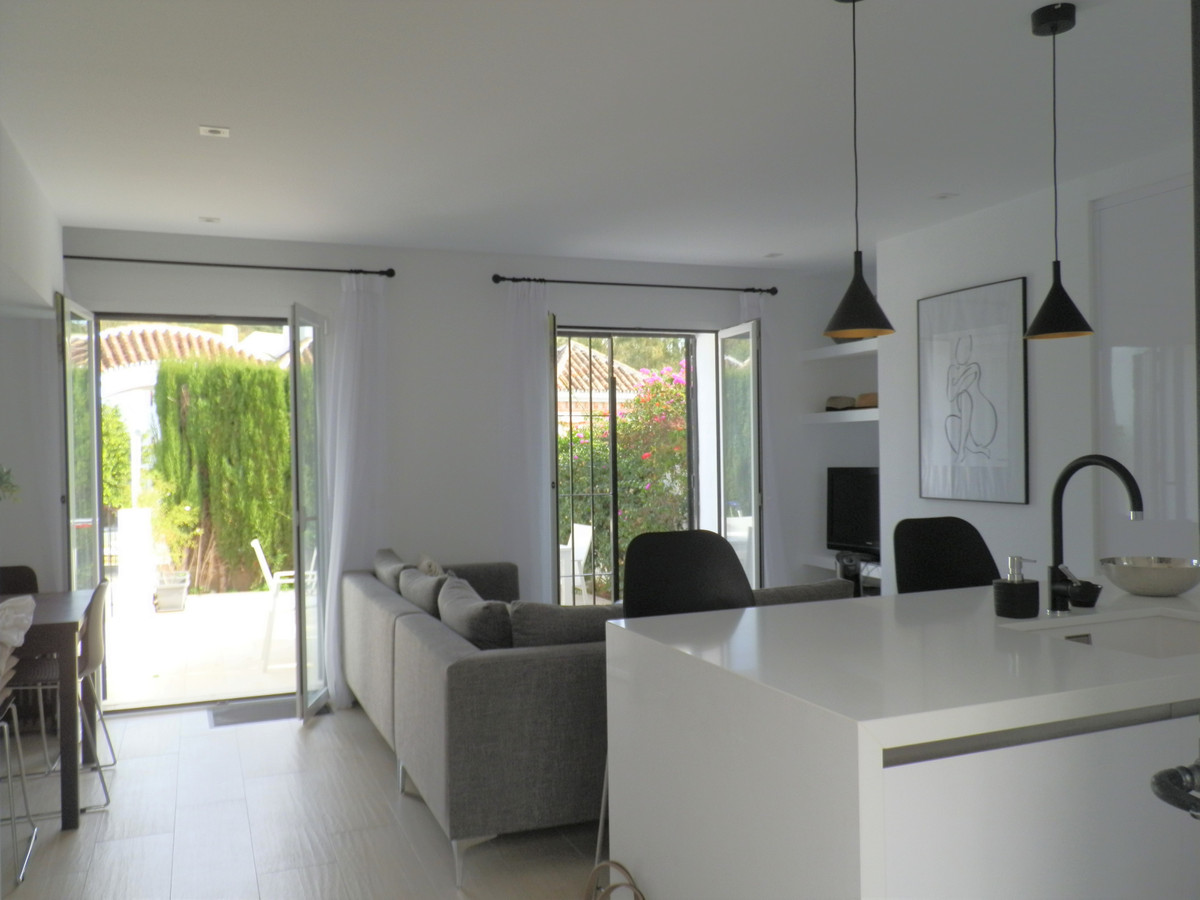 2 Bedroom Townhouse in Marbella - Photo 6