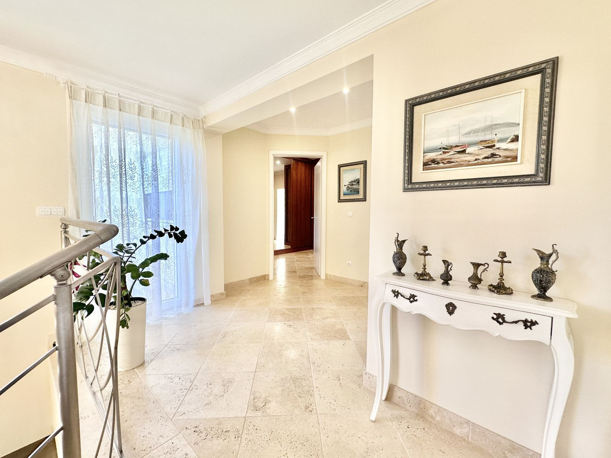 6 Bedroom Villa in Marbella - Photo 23