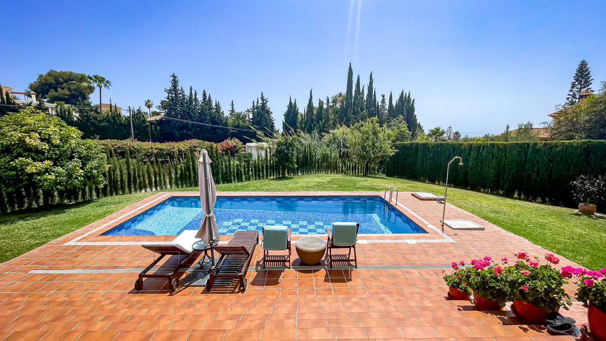 6 Bedroom Villa in Marbella - Photo 3