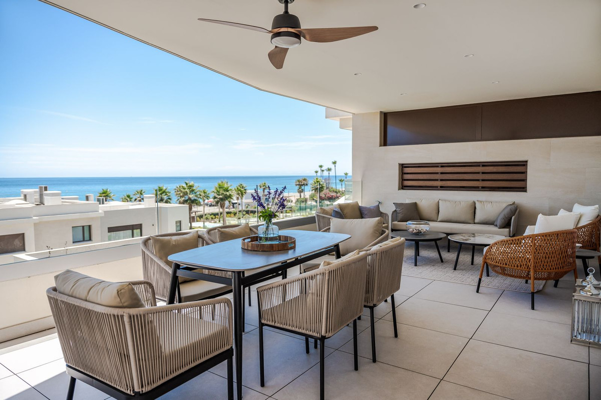 3 Bedroom Apartment in Estepona - Photo 2