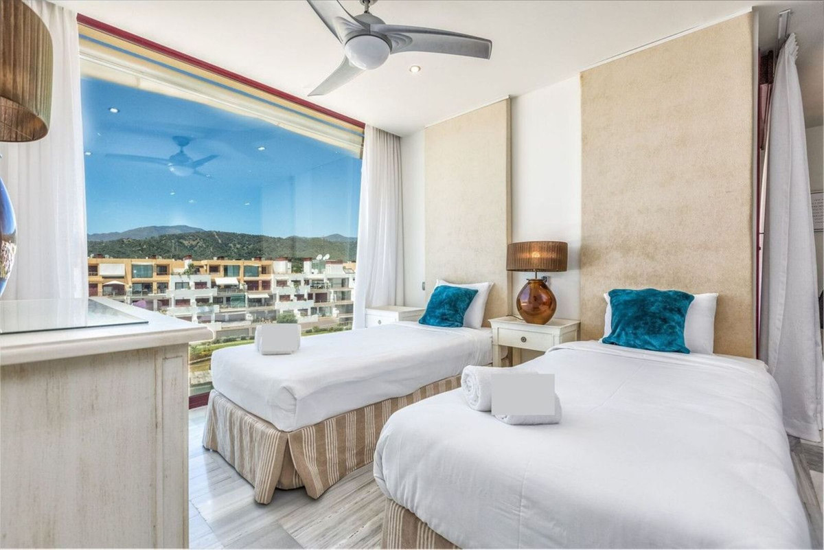 3 Bedroom Penthouse in Estepona - Photo 11