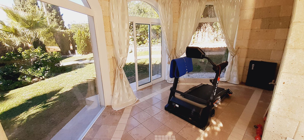 5 Bedroom Villa in Marbella - Photo 15