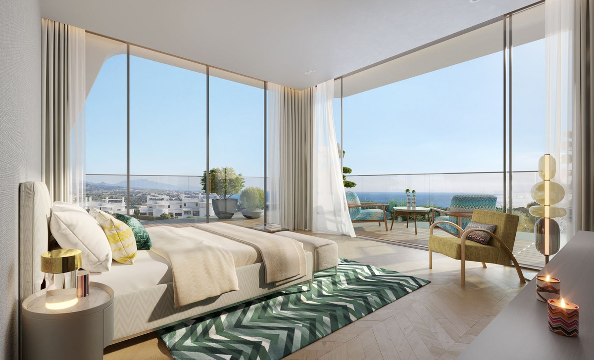 4 Bedroom Apartment in Estepona - Photo 2