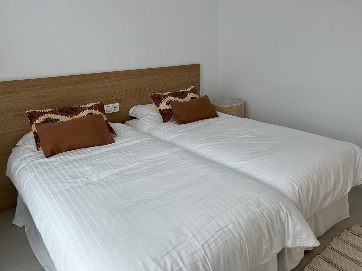 4 Bedroom Apartment in Estepona - Photo 26